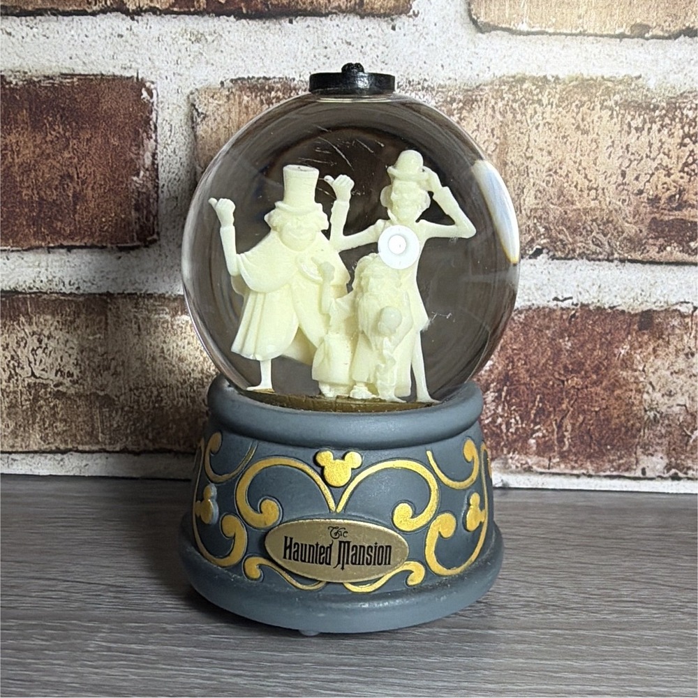 Disney Parks Haunted Mansion Hitchhiking Ghosts Grim Grinning Ghosts Snow Globe